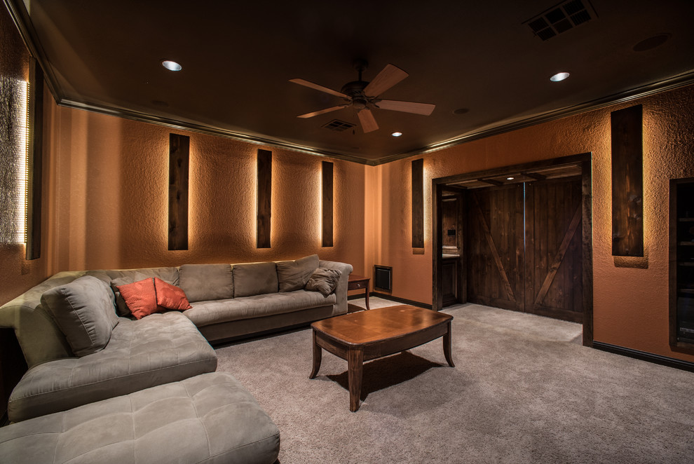 Источник вдохновения для домашнего уюта: большой открытый домашний кинотеатр в стиле рустика с оранжевыми стенами, ковровым покрытием и телевизором на стене