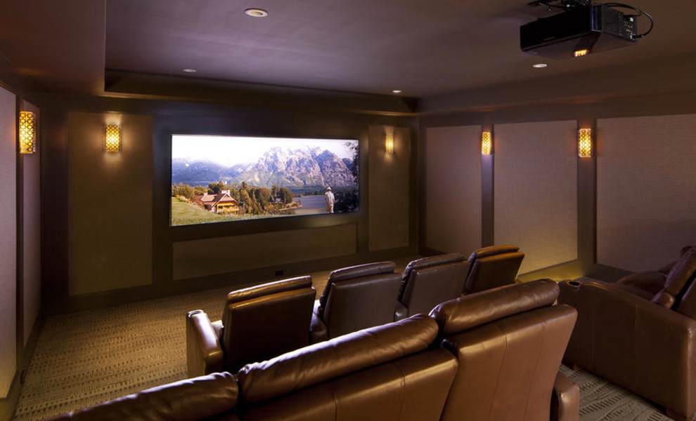 Ejemplo de cine en casa cerrado tradicional de tamaño medio con paredes beige, moqueta, pantalla de proyección y suelo beige