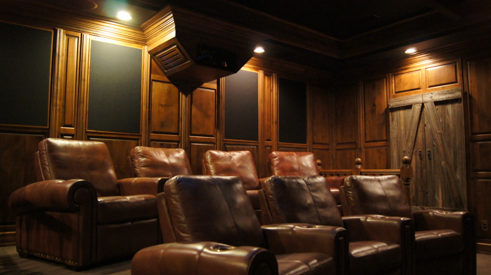 Exemple d'une grande salle de cinéma montagne fermée avec moquette et un écran de projection.