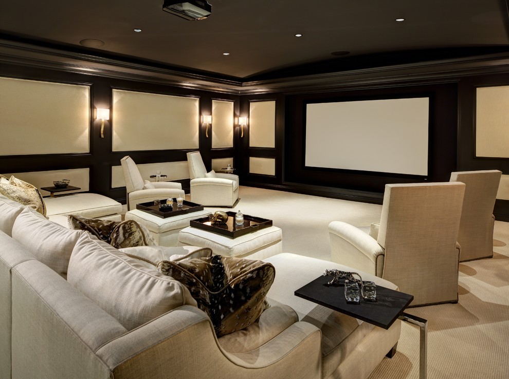 Modelo de cine en casa cerrado clásico de tamaño medio con moqueta, pantalla de proyección, paredes marrones y suelo beige