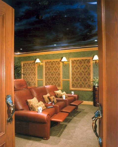 Источник вдохновения для домашнего уюта: изолированный домашний кинотеатр в средиземноморском стиле с зелеными стенами, ковровым покрытием, проектором и бежевым полом