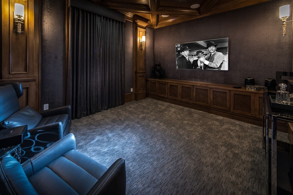 Mittelgroßes, Abgetrenntes Klassisches Heimkino mit grauer Wandfarbe, Teppichboden, TV-Wand und grauem Boden in Los Angeles