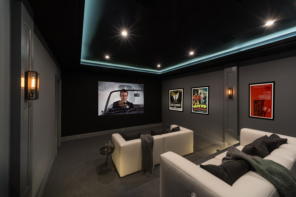 Идея дизайна: изолированный домашний кинотеатр в стиле неоклассика (современная классика) с серыми стенами, ковровым покрытием, телевизором на стене и серым полом