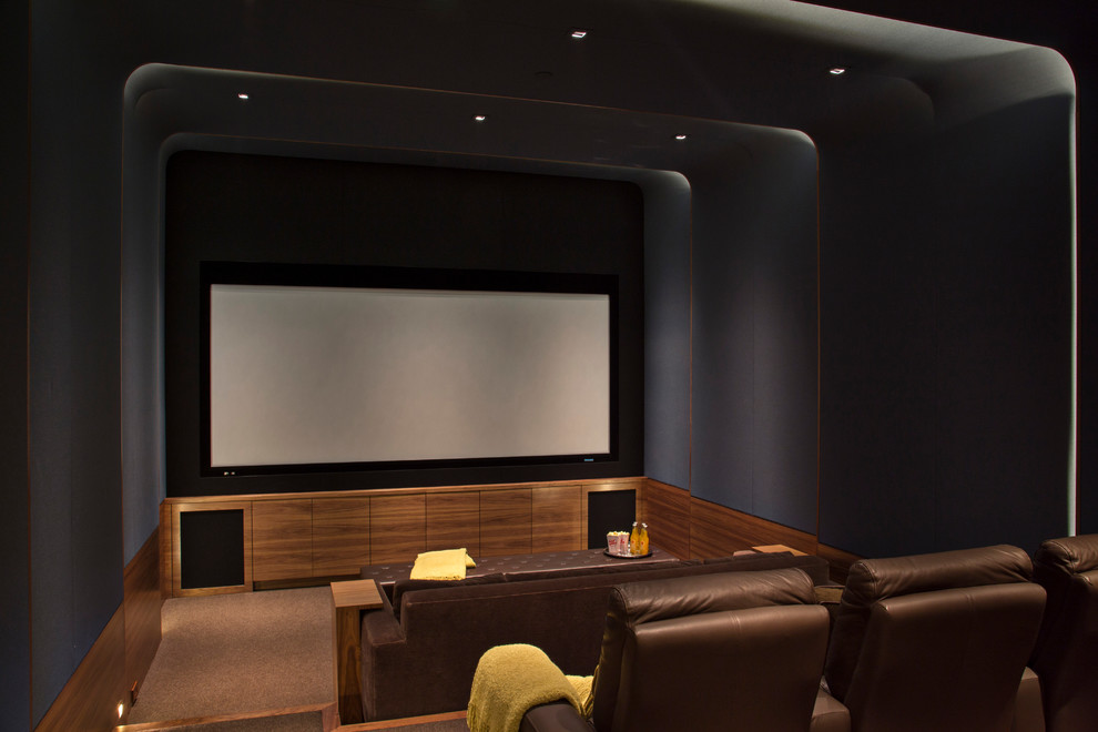 Foto de cine en casa cerrado actual de tamaño medio con paredes azules, moqueta y pantalla de proyección