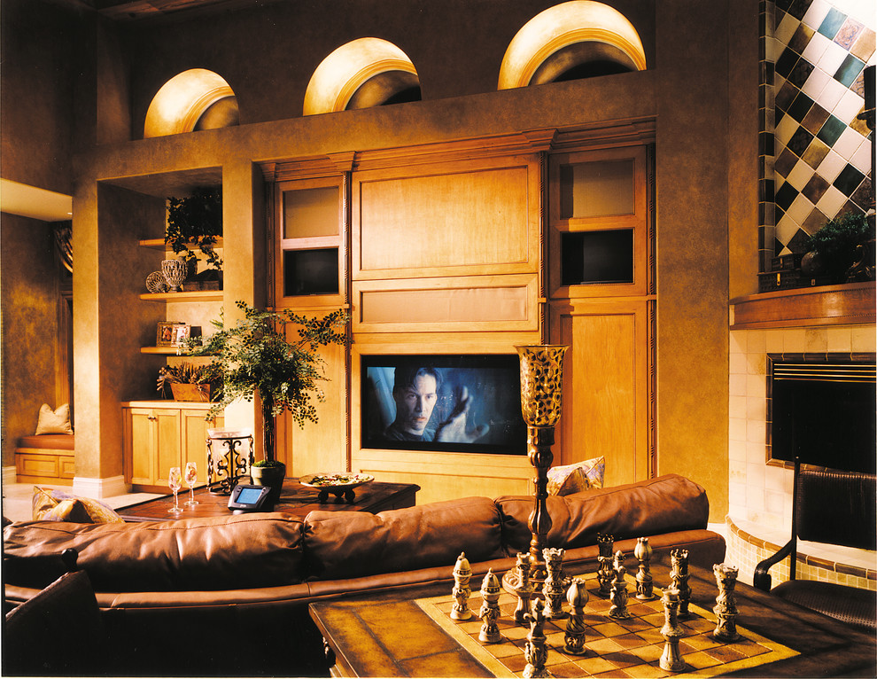 Bild på ett stort medelhavsstil avskild hemmabio, med beige väggar, travertin golv och en inbyggd mediavägg