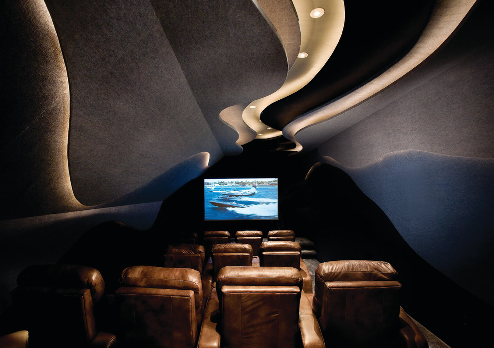 Idée de décoration pour une grande salle de cinéma tradition fermée avec un mur gris, moquette et un téléviseur fixé au mur.