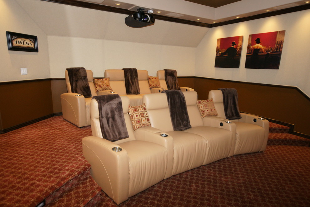 Пример оригинального дизайна: изолированный домашний кинотеатр в классическом стиле с белыми стенами, ковровым покрытием и проектором