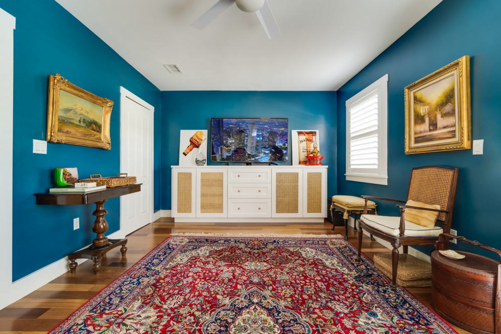 Mittelgroßes, Abgetrenntes Landhausstil Heimkino mit blauer Wandfarbe, dunklem Holzboden und braunem Boden in Miami