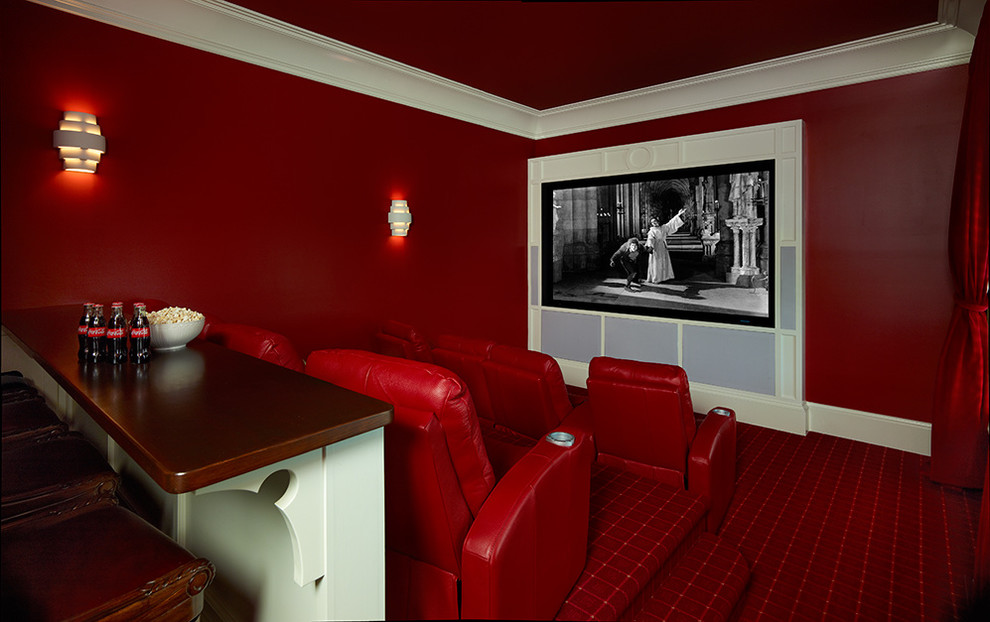 Ejemplo de cine en casa cerrado bohemio de tamaño medio con paredes rojas, moqueta, pared multimedia y suelo rojo