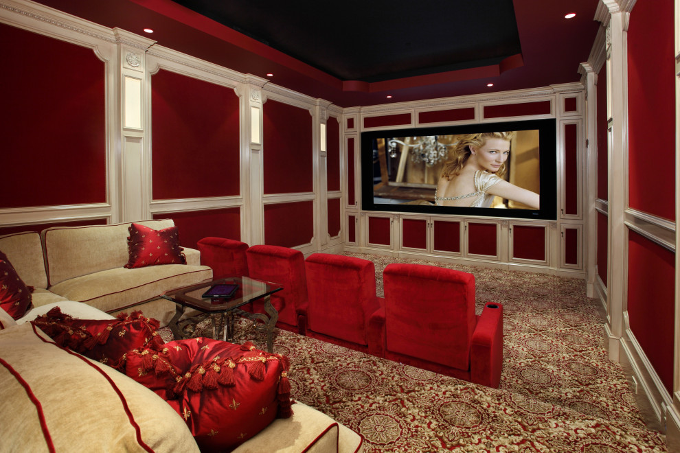 Ispirazione per un home theatre mediterraneo di medie dimensioni e chiuso con pareti rosse, moquette, schermo di proiezione e pavimento multicolore