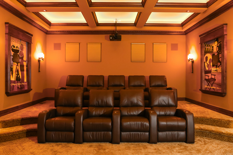 Cette photo montre une salle de cinéma craftsman de taille moyenne et fermée avec un mur beige, moquette et un écran de projection.