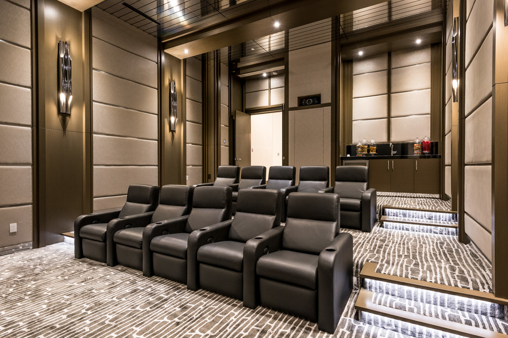 Пример оригинального дизайна: большой изолированный домашний кинотеатр в современном стиле с ковровым покрытием, проектором, серыми стенами и серым полом