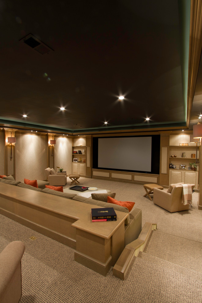Diseño de cine en casa cerrado actual extra grande con paredes blancas, moqueta y pantalla de proyección