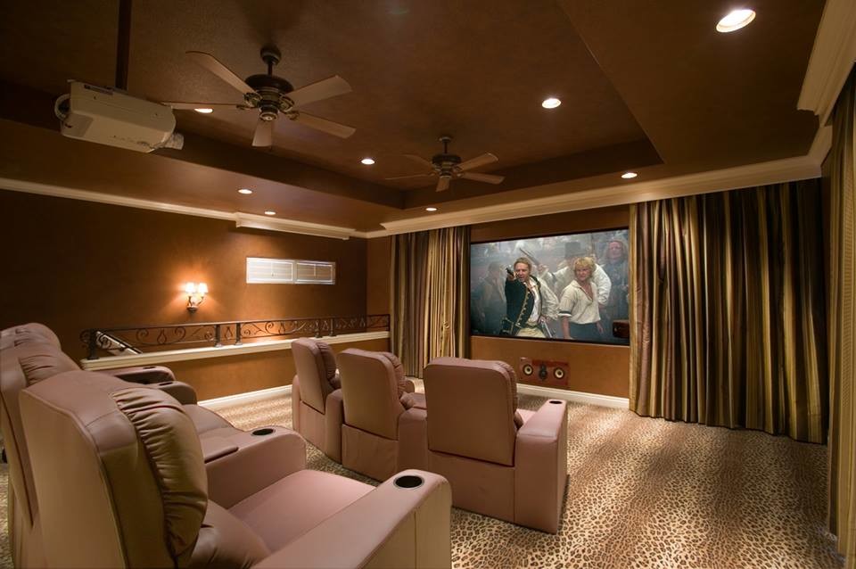 На фото: домашний кинотеатр в стиле шебби-шик