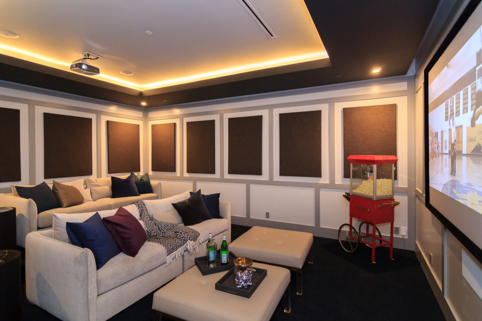 Immagine di un grande home theatre minimalista chiuso con pareti multicolore, moquette, schermo di proiezione e pavimento nero
