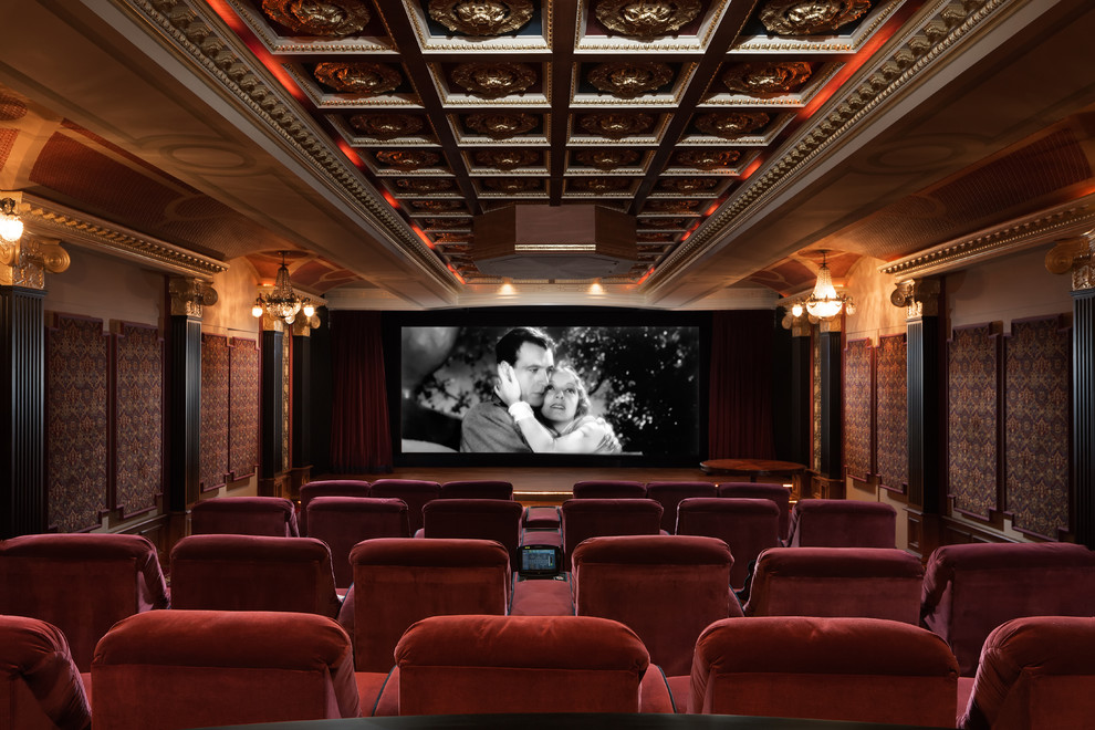 На фото: огромный изолированный домашний кинотеатр в классическом стиле с бежевыми стенами, ковровым покрытием и проектором