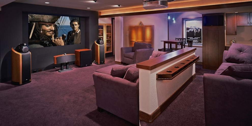 Immagine di un grande home theatre moderno chiuso con pareti multicolore, moquette, schermo di proiezione e pavimento viola
