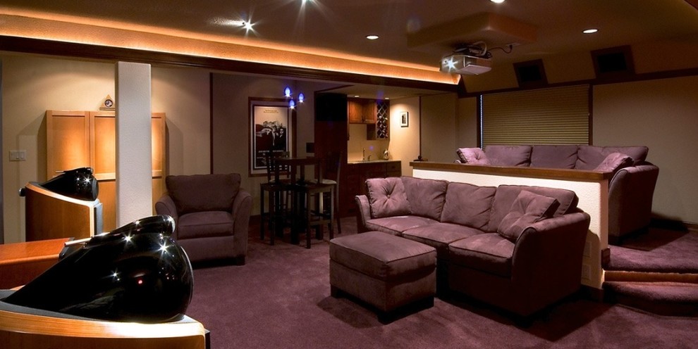 Abgetrenntes, Großes Modernes Heimkino mit bunten Wänden, Teppichboden, Leinwand und lila Boden in Denver