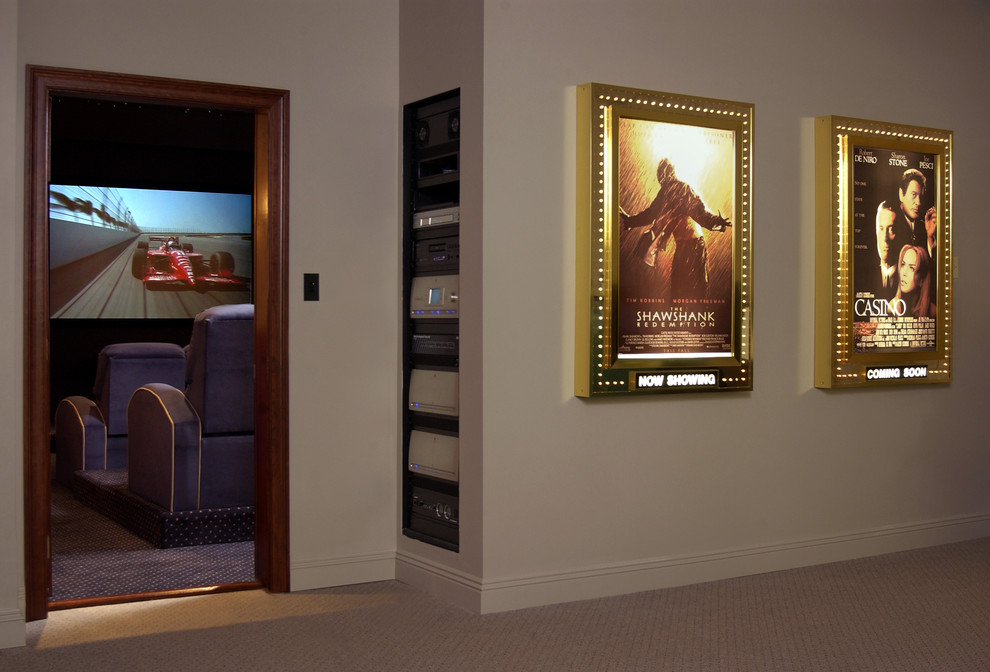 Foto de cine en casa cerrado moderno de tamaño medio con paredes beige, moqueta y pantalla de proyección