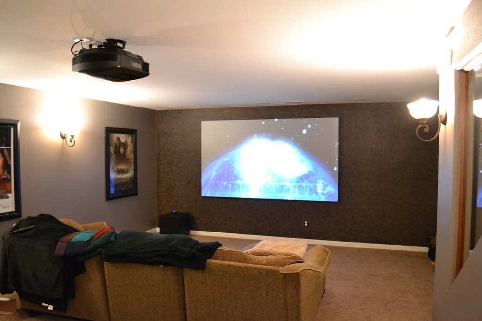 Exemple d'une salle de cinéma tendance de taille moyenne et ouverte avec un mur multicolore, moquette et un écran de projection.