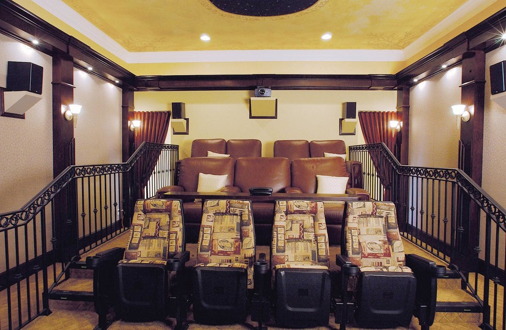 Стильный дизайн: большой изолированный домашний кинотеатр в классическом стиле с бежевыми стенами, ковровым покрытием и проектором - последний тренд