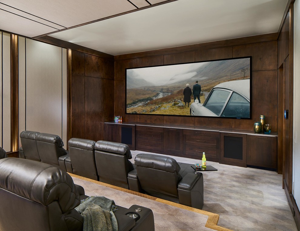 デンバーにあるラスティックスタイルのおしゃれな独立型シアタールーム (茶色い壁、カーペット敷き、プロジェクタースクリーン、グレーの床) の写真
