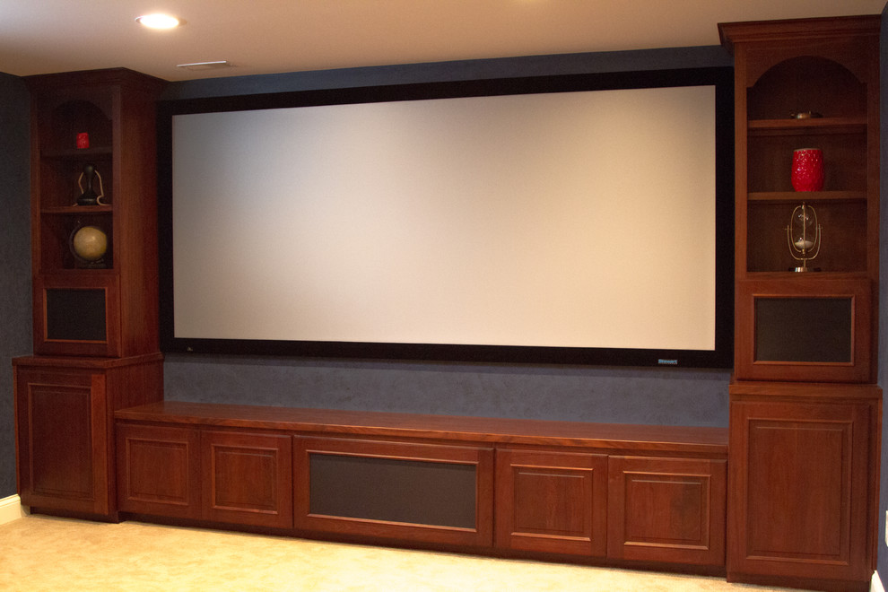 Cette photo montre une salle de cinéma chic de taille moyenne et fermée avec un mur bleu, moquette et un écran de projection.
