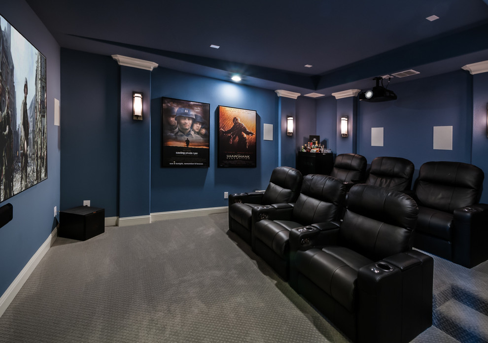 Diseño de cine en casa cerrado actual de tamaño medio con paredes azules, moqueta, pantalla de proyección y suelo gris