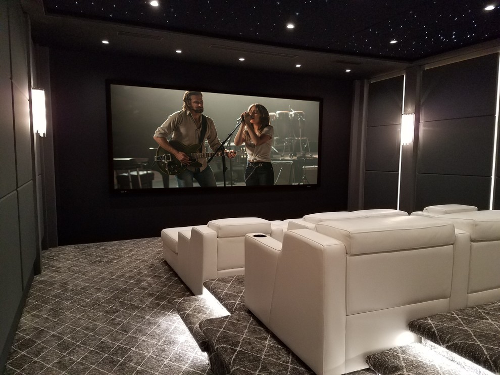 На фото: изолированный домашний кинотеатр в современном стиле с серыми стенами, ковровым покрытием и серым полом