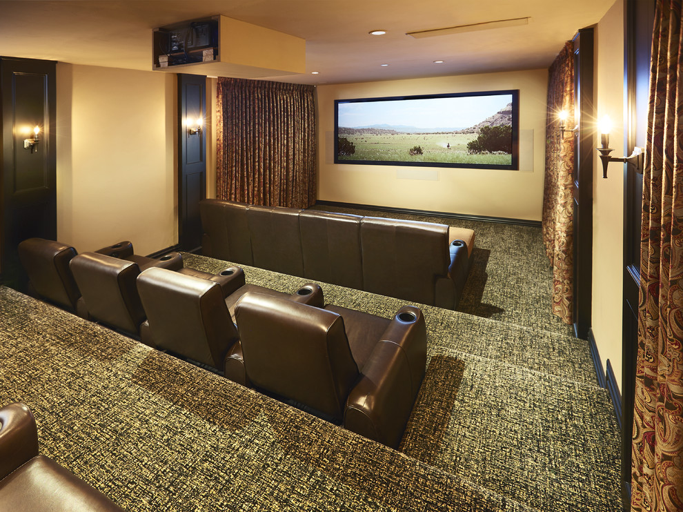 Idee per un home theatre contemporaneo di medie dimensioni e chiuso con pareti gialle, moquette, schermo di proiezione e pavimento giallo