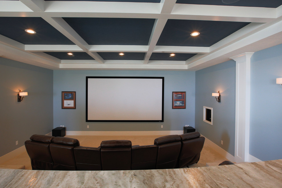Источник вдохновения для домашнего уюта: большой открытый домашний кинотеатр в стиле неоклассика (современная классика) с синими стенами, ковровым покрытием и проектором