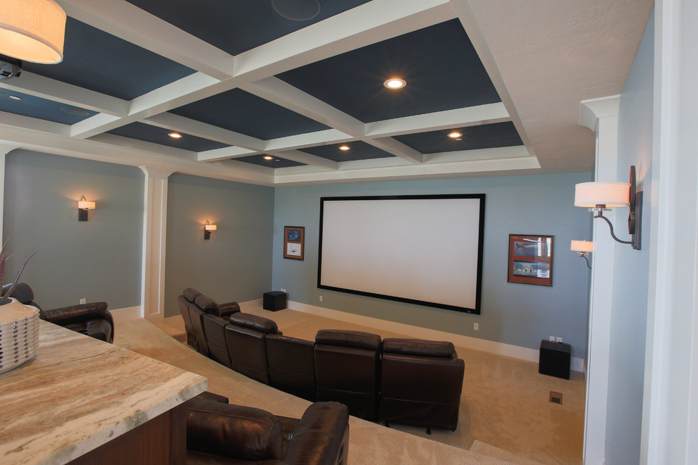 Diseño de cine en casa abierto clásico renovado grande con paredes azules, moqueta y pantalla de proyección