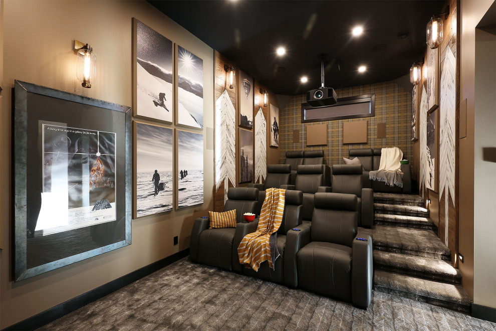 Idées déco pour une grande salle de cinéma montagne fermée avec un mur marron, moquette, un écran de projection et un sol gris.