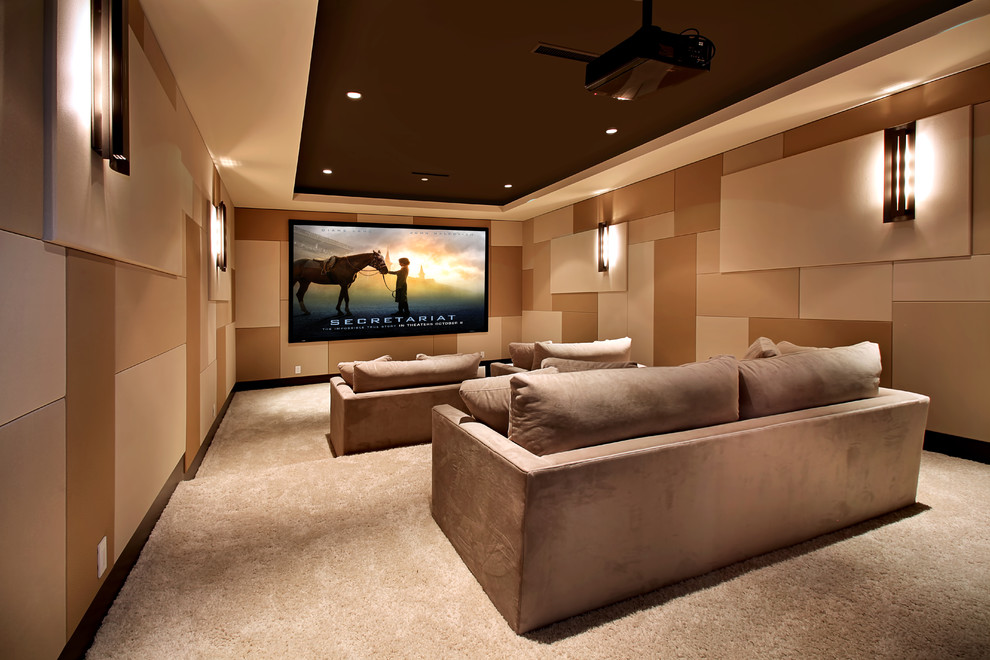 На фото: большой изолированный домашний кинотеатр в современном стиле с ковровым покрытием, бежевым полом и проектором