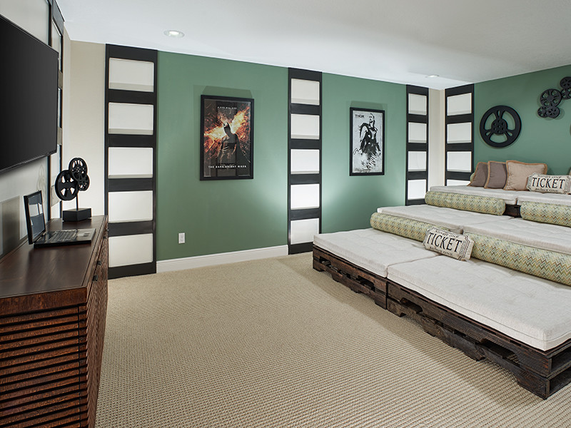 Mittelgroßes, Abgetrenntes Modernes Heimkino mit grüner Wandfarbe, Teppichboden und TV-Wand in Orlando