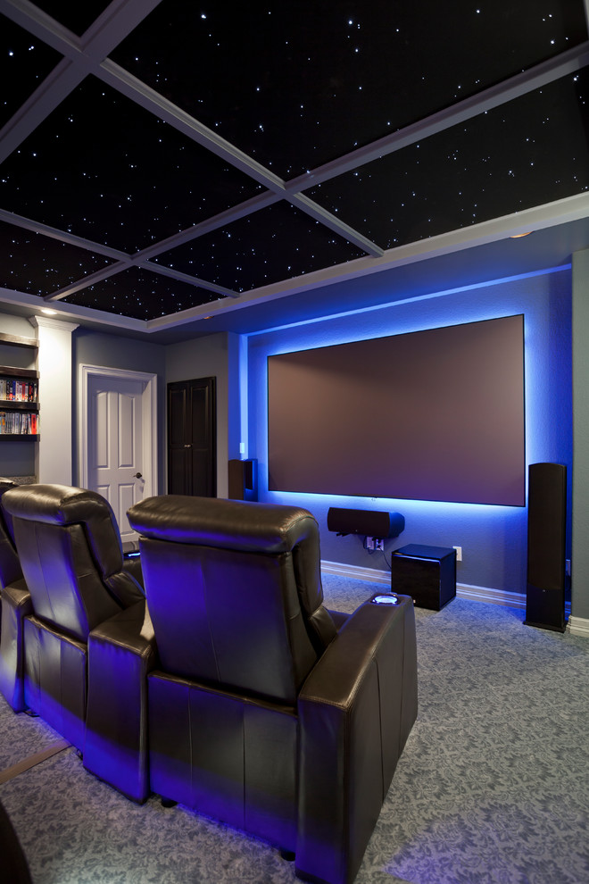 Свежая идея для дизайна: домашний кинотеатр в современном стиле - отличное фото интерьера