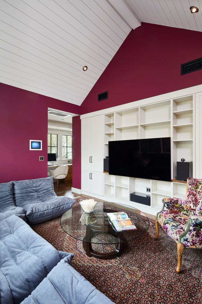 Immagine di un home theatre tradizionale di medie dimensioni con pareti viola, pavimento in legno massello medio e TV a parete