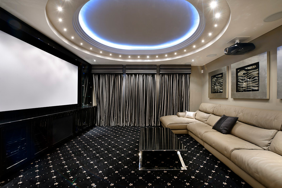 Foto di un home theatre design di medie dimensioni e chiuso con pareti beige, moquette, schermo di proiezione e pavimento nero