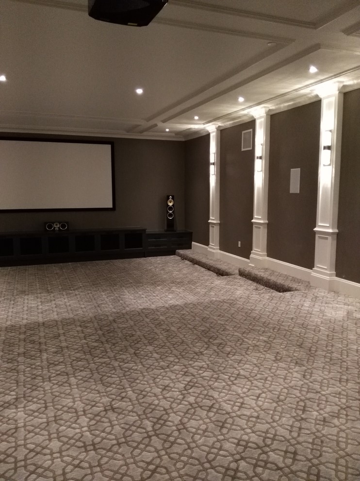 Aménagement d'une grande salle de cinéma classique fermée avec un mur marron, moquette, un écran de projection et un sol gris.