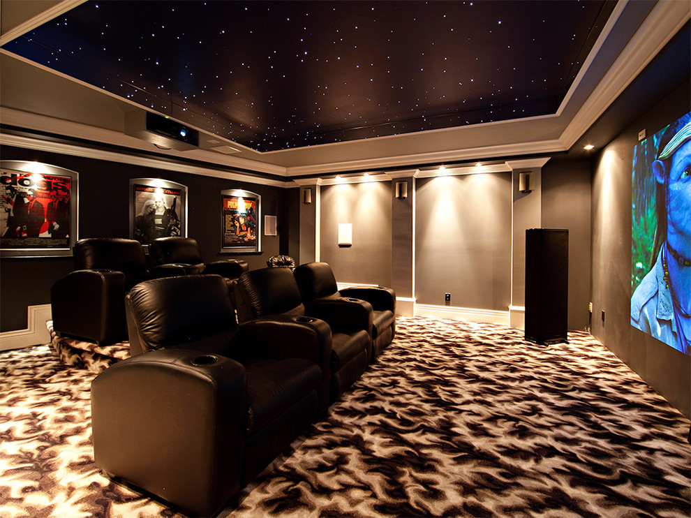 Idée de décoration pour une salle de cinéma minimaliste de taille moyenne et fermée avec un mur gris, moquette, un écran de projection et un sol multicolore.