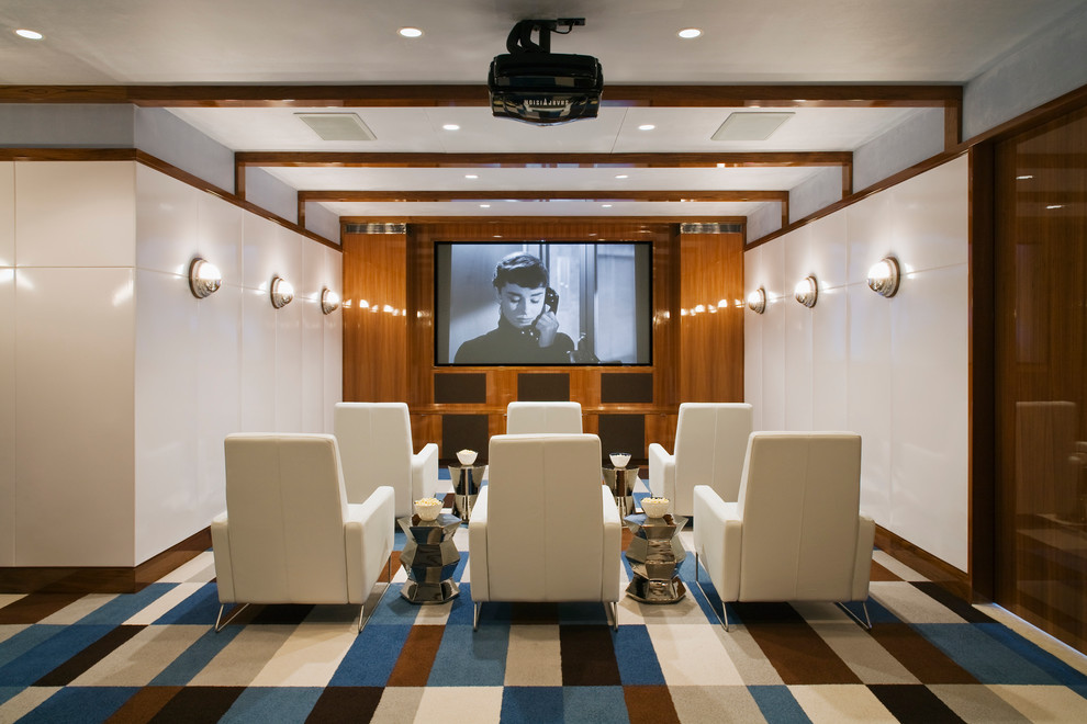 Réalisation d'une salle de cinéma marine avec un mur blanc, moquette et un écran de projection.