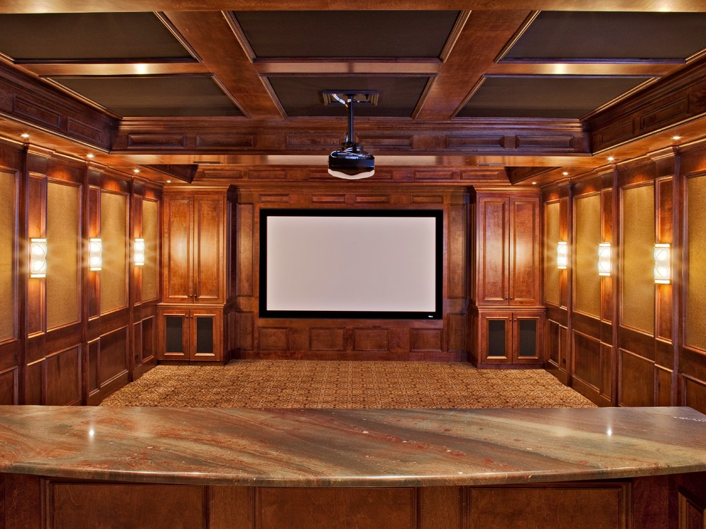 Пример оригинального дизайна: большой изолированный домашний кинотеатр в классическом стиле с коричневыми стенами, ковровым покрытием и проектором