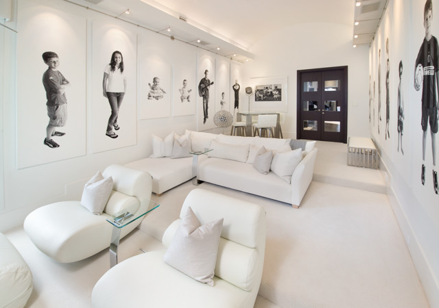 Immagine di un grande home theatre design chiuso con pareti bianche, moquette, TV a parete e pavimento bianco