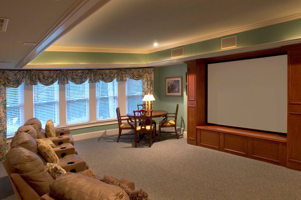 Ejemplo de cine en casa cerrado campestre grande con paredes verdes, moqueta y pared multimedia