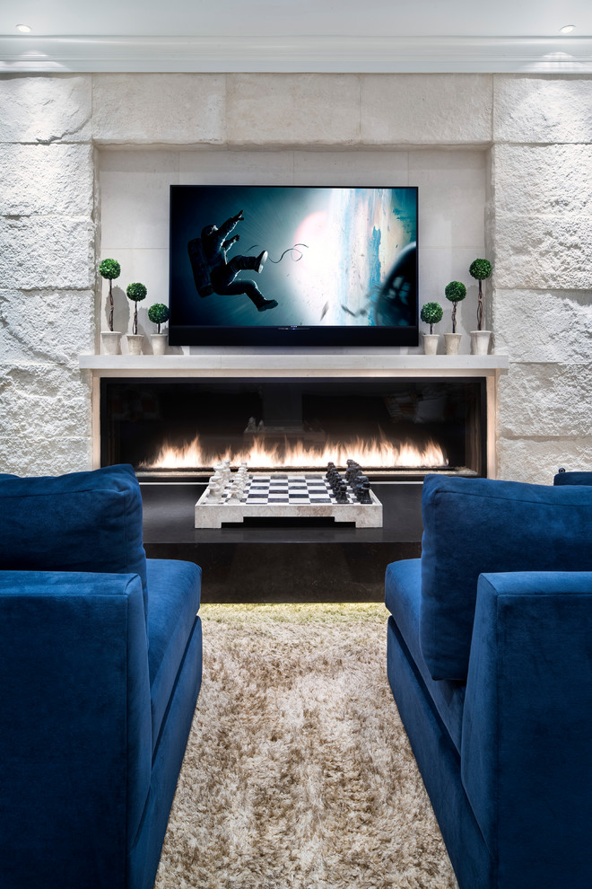 Ejemplo de cine en casa abierto moderno grande con paredes blancas, suelo de madera oscura, televisor colgado en la pared y suelo marrón
