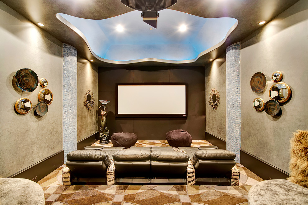 Стильный дизайн: изолированный домашний кинотеатр среднего размера в стиле фьюжн с ковровым покрытием, бежевыми стенами, разноцветным полом и проектором - последний тренд