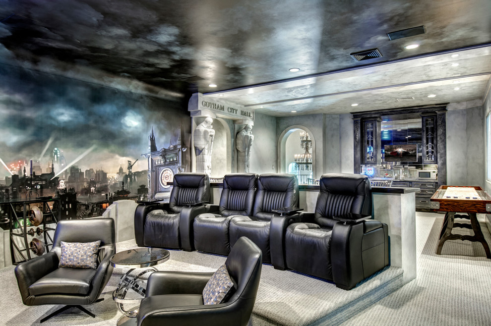 На фото: большой открытый домашний кинотеатр в стиле фьюжн с серыми стенами, ковровым покрытием, проектором и серым полом