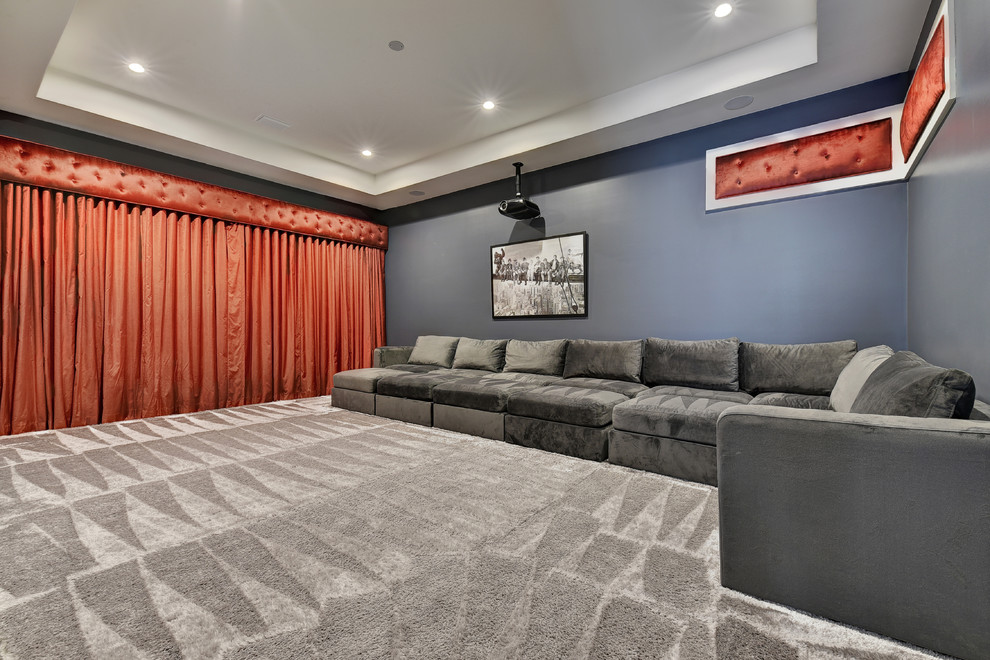 Diseño de cine en casa cerrado tradicional renovado de tamaño medio con paredes grises, moqueta, pantalla de proyección y suelo gris