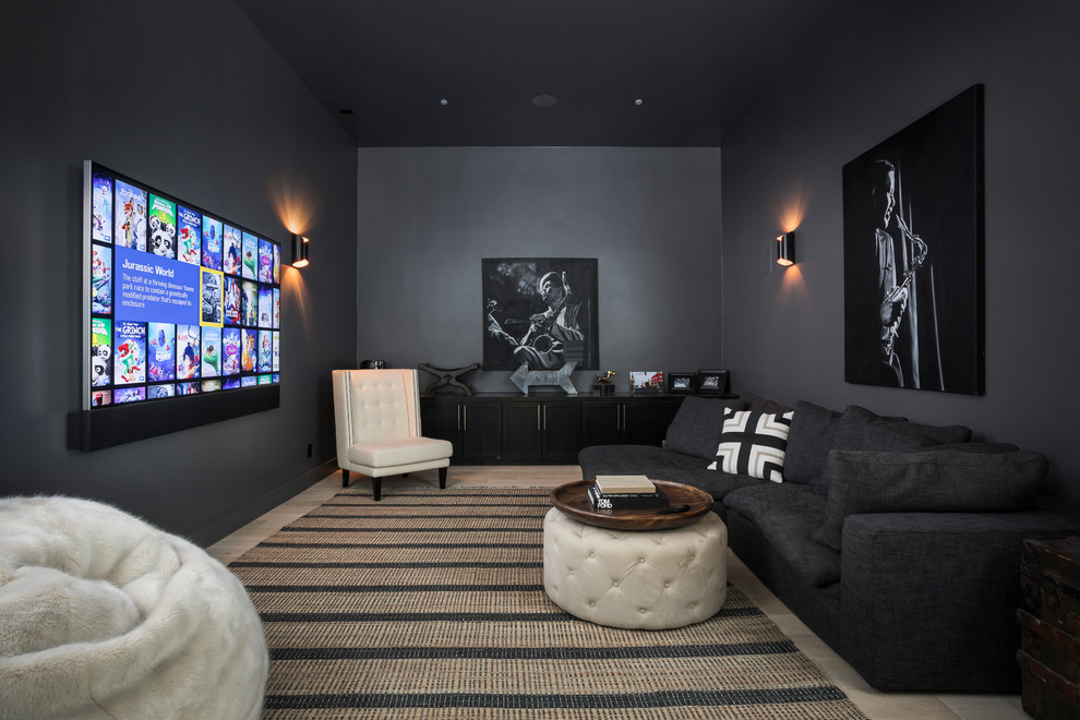 Идея дизайна: изолированный домашний кинотеатр среднего размера в классическом стиле с серыми стенами, светлым паркетным полом и телевизором на стене