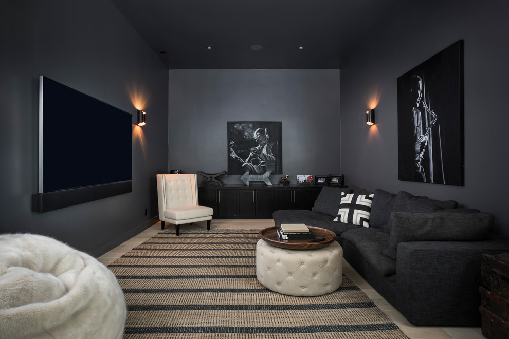 На фото: изолированный домашний кинотеатр среднего размера в классическом стиле с серыми стенами, светлым паркетным полом и телевизором на стене с